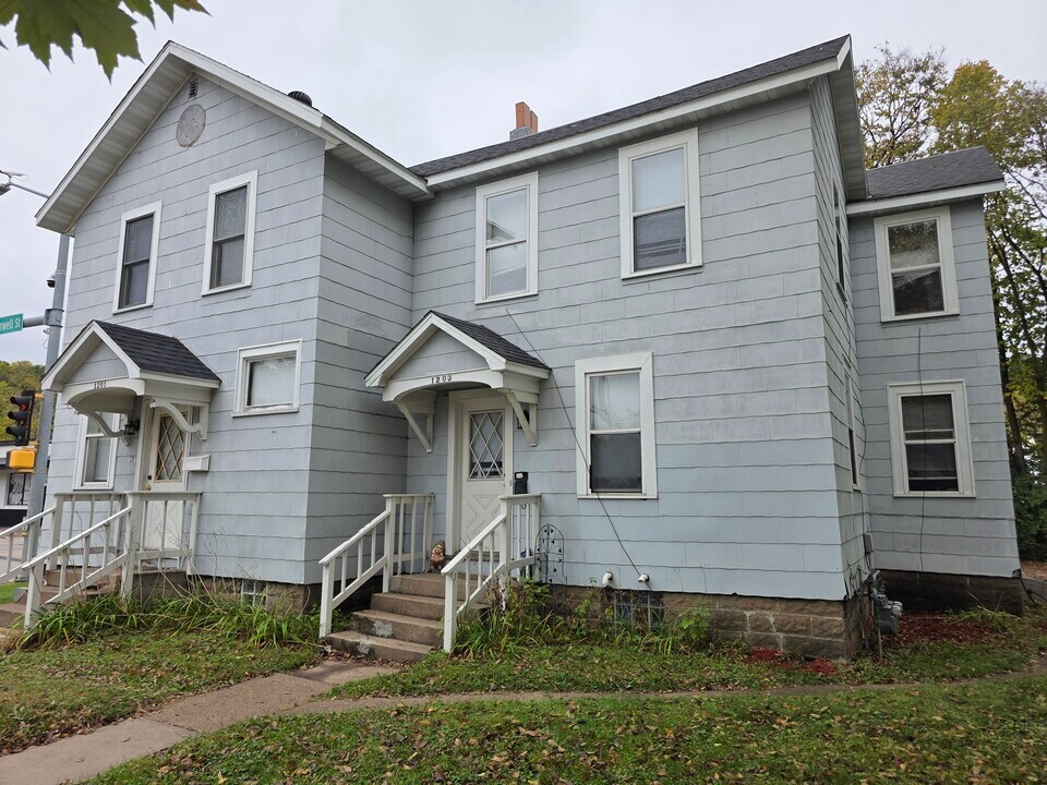1201 S Farwell St, Unit 1201 in Eau Claire, WI - Building Photo