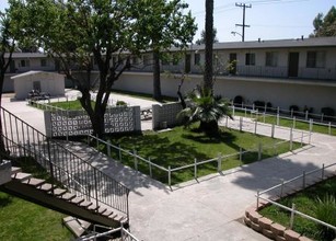 Pine Terrace Apartments in Compton, CA - Foto de edificio - Building Photo