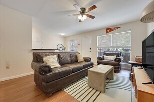 2207 Leon St, Unit 204 in Austin, TX - Building Photo