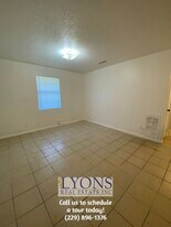 1022 S Gordon Ave in Adel, GA - Building Photo