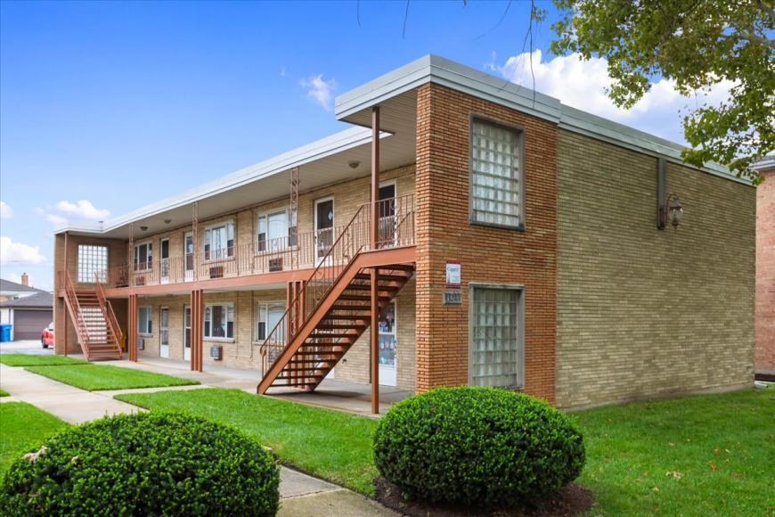 6244 W 64th Pl in Chicago, IL - Building Photo