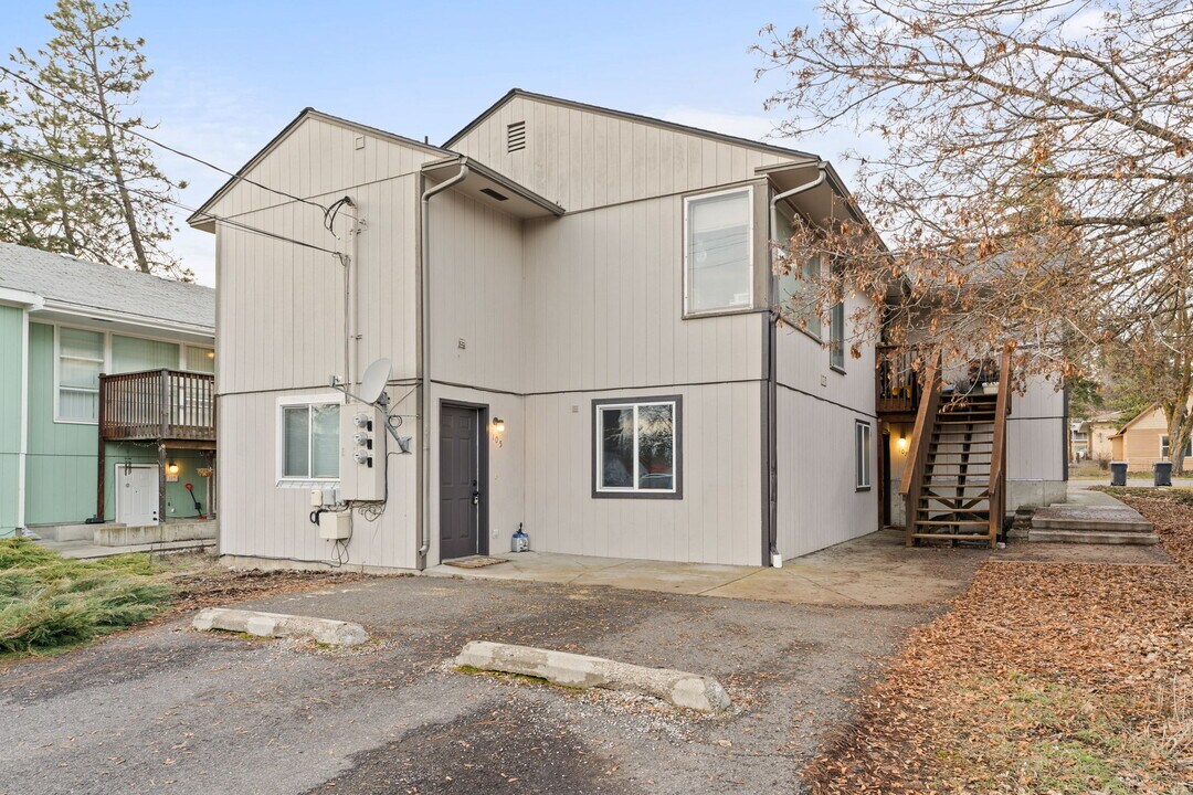 105 W 3rd St in Cheney, WA - Building Photo
