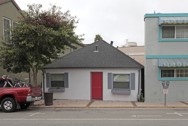 211 Monterey Ave in Capitola, CA - Building Photo - Building Photo