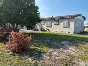 260 W 56th St in Hialeah, FL - Building Photo - Building Photo