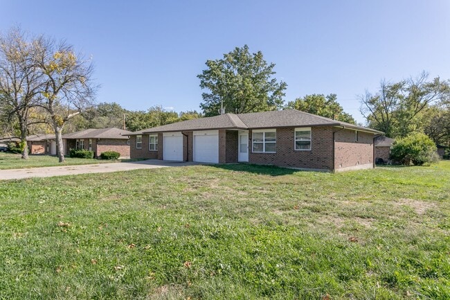 property at 2502-2502 E Morris Dr