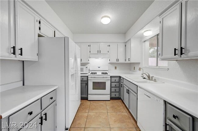 8061 Draco Cir in Las Vegas, NV - Building Photo - Building Photo