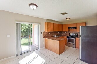 16960 SW 104th Ave in Miami, FL - Foto de edificio - Building Photo