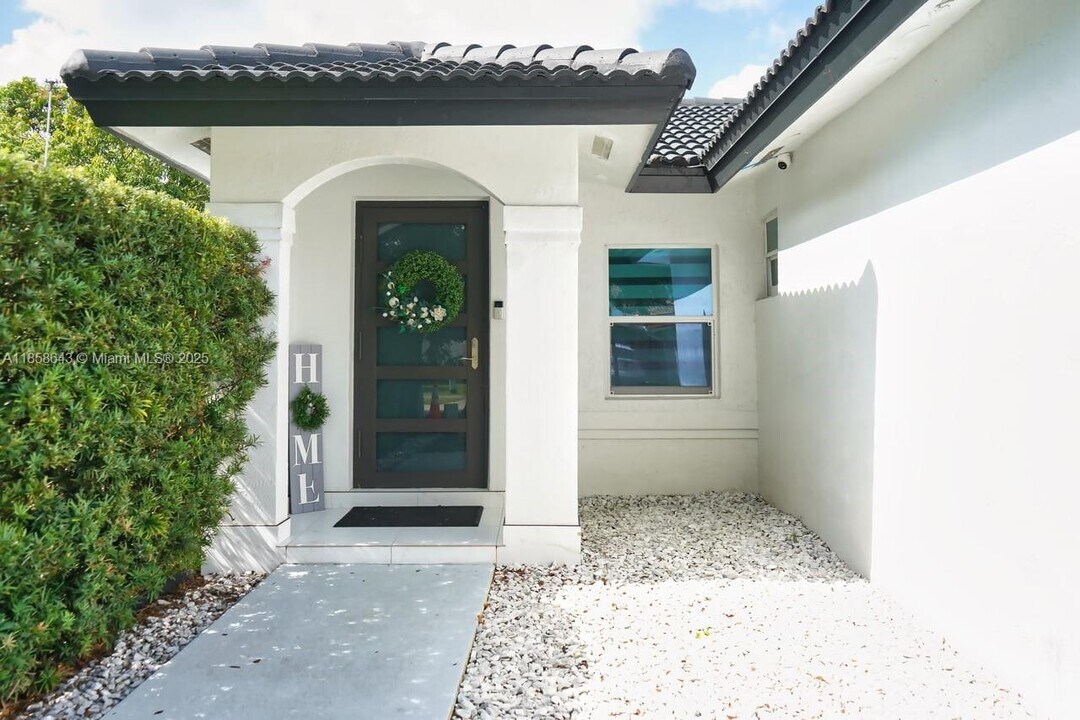 15702 SW 137th Ct in Miami, FL - Building Photo