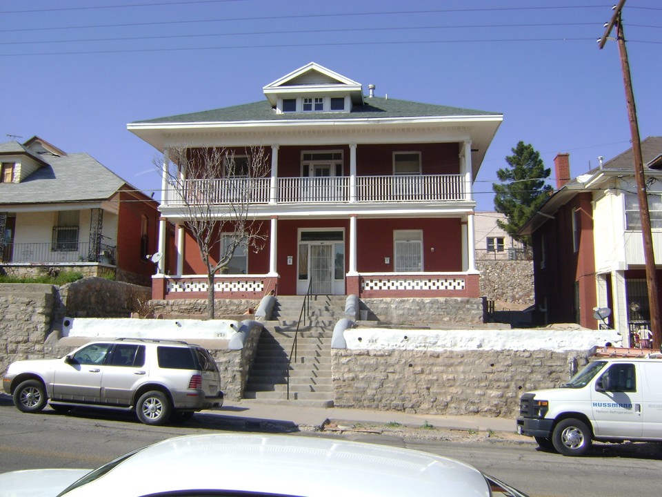 221 W Rio Grande Ave in El Paso, TX - Building Photo