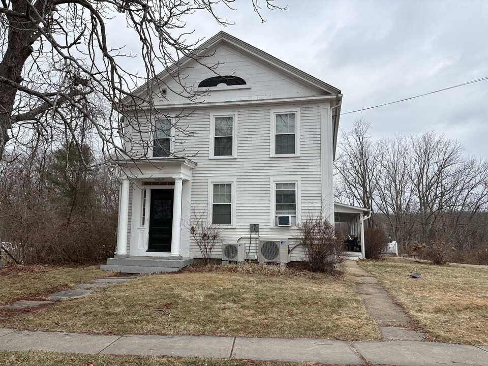 239 S Main St in Colchester, CT - Building Photo