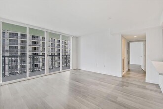 1756 N Bayshore Dr, Unit 17E in Miami, FL - Building Photo - Building Photo