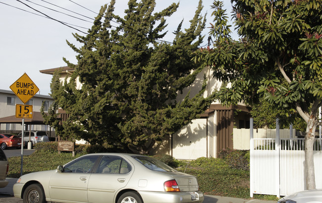 Montgomery Street Apartments in Hayward, CA - Building Photo - Building Photo