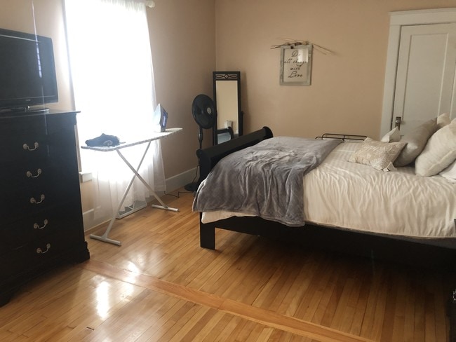 44 Kenyon Ct, Unit Downstairs