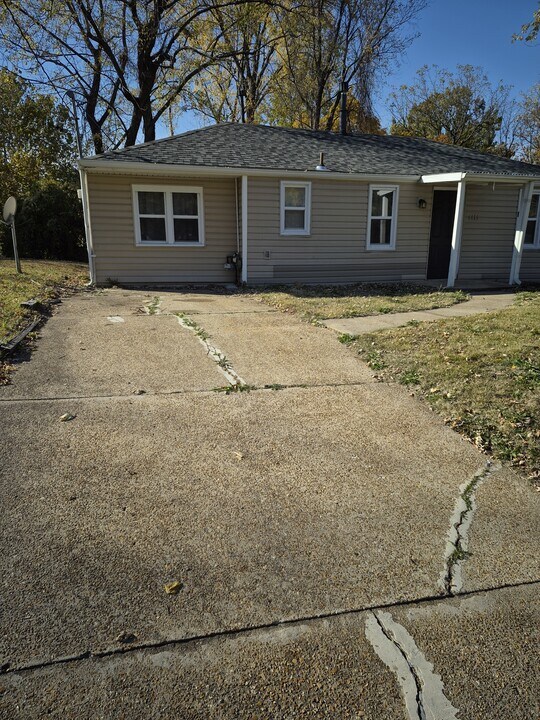 6135 Emerald Ave in Ferguson, MO - Building Photo