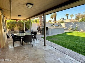 8110 E Windsor Ave in Scottsdale, AZ - Foto de edificio - Building Photo