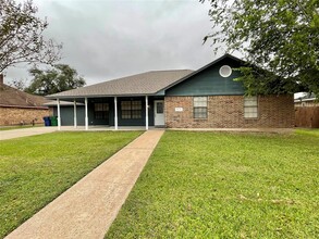 809 Manor Dr in Angleton, TX - Building Photo - Building Photo