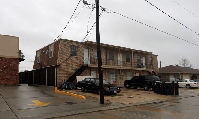 1015 Decomine Dr in Chalmette, LA - Foto de edificio - Building Photo