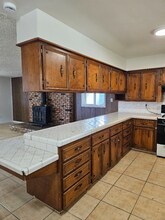 1077 N White St in Hanford, CA - Foto de edificio - Building Photo