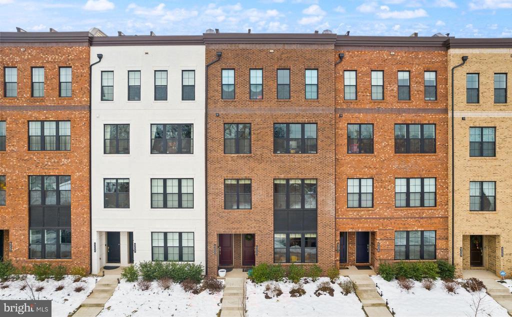 43553 Charitable St in Ashburn, VA - Building Photo
