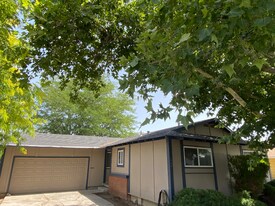 1380 Surf Way in Reno, NV - Building Photo