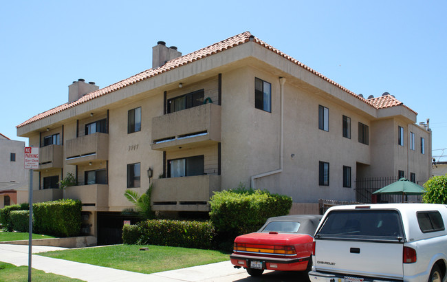 3747 Kelton Ave in Los Angeles, CA - Building Photo - Building Photo