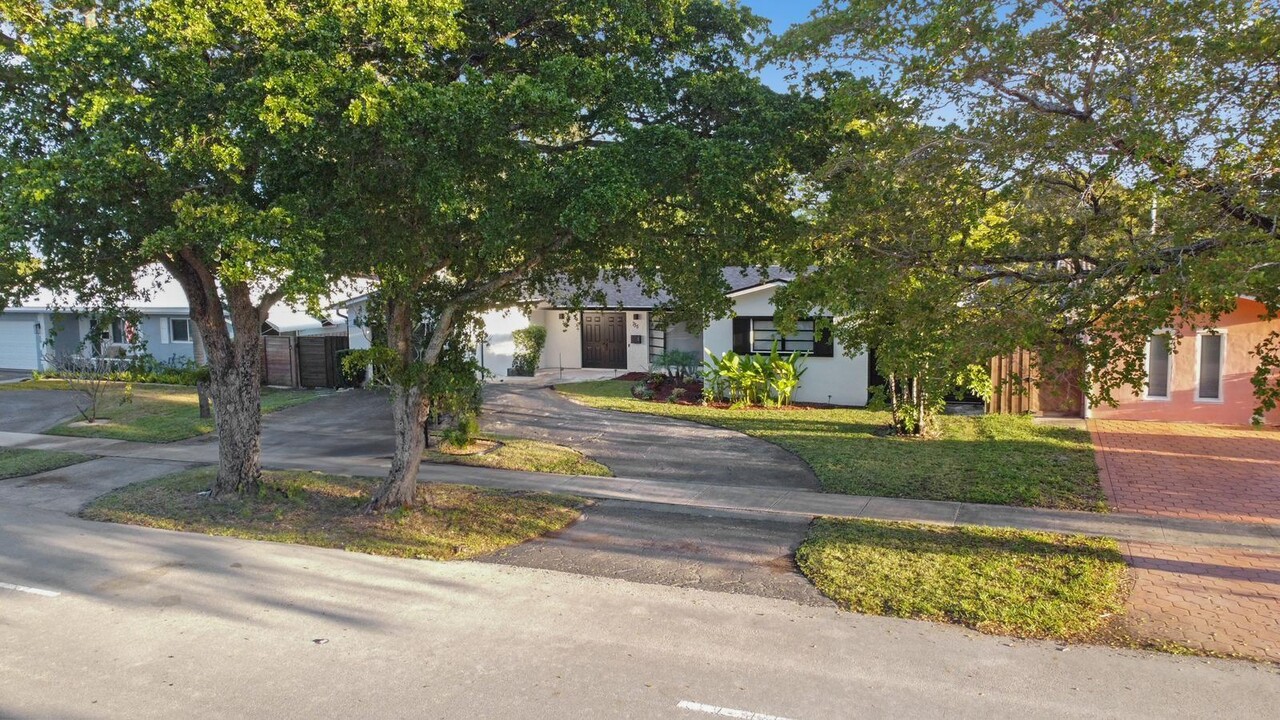 755 S Rainbow Dr in Hollywood, FL - Building Photo