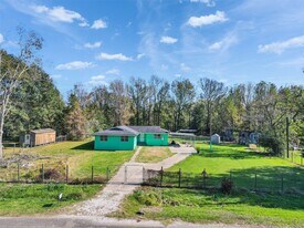 211 Johnson St in Ames, TX - Building Photo