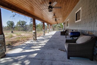 6921 3 Mile Rd in Flatonia, TX - Building Photo - Building Photo