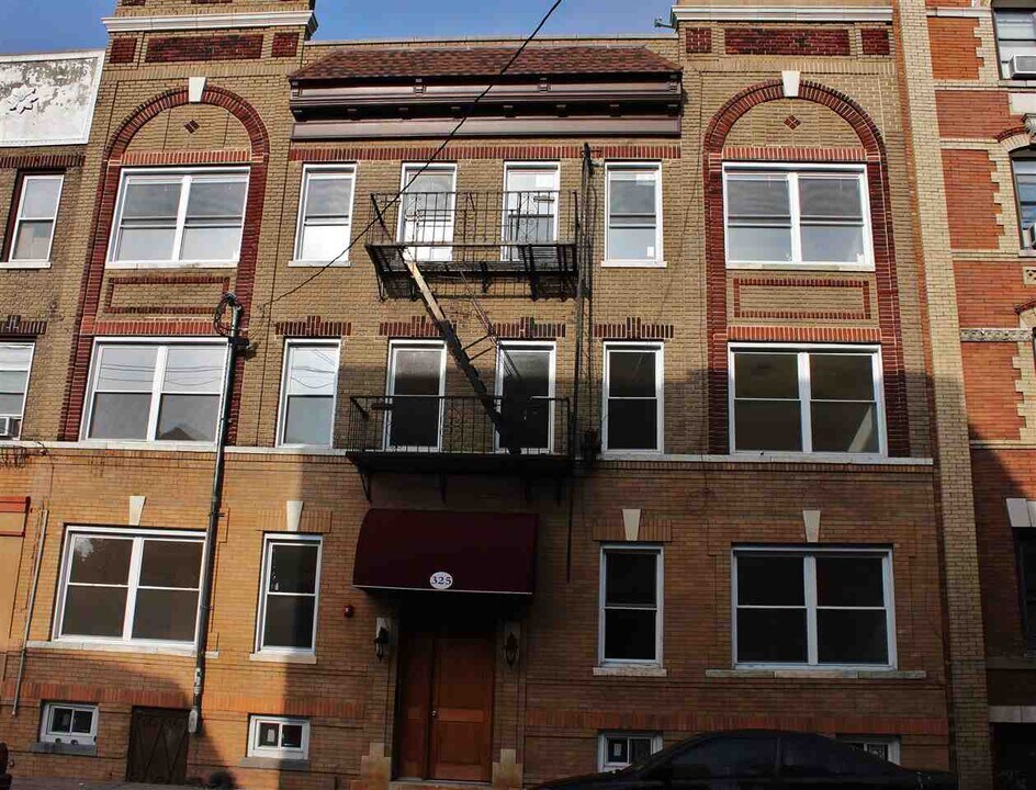 325 Baldwin Ave-Unit -6 in Jersey City, NJ - Building Photo