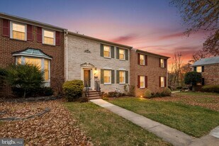 9518 Hunt Square Ct in Springfield, VA - Building Photo