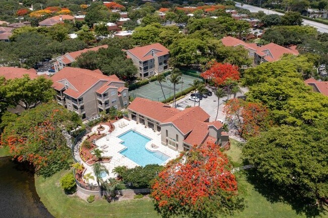 1740 Palm Cove Blvd in Delray Beach, FL - Foto de edificio - Building Photo