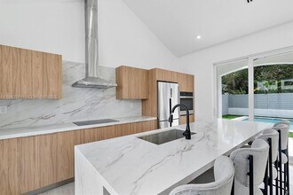 58 NE 45th St in Miami, FL - Foto de edificio - Building Photo