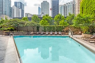 Asbury Plaza in Chicago, IL - Foto de edificio - Building Photo