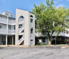 3200 Lynnhaven Dr in Virginia Beach, VA - Building Photo