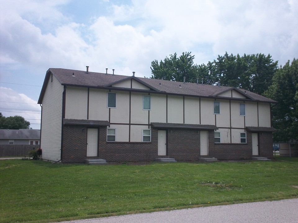 Alleghaney Townhouses in Burlington, KS - Building Photo