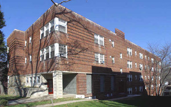 3925 Davis Pl NW in Washington, DC - Foto de edificio - Building Photo