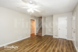 7513 Old S Ln in Jonesboro, GA - Foto de edificio - Building Photo