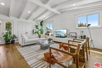 5646 S Sherbourne Dr in Los Angeles, CA - Building Photo - Building Photo