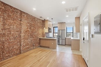 233 1/2 Summit Ave in Jersey City, NJ - Building Photo - Building Photo