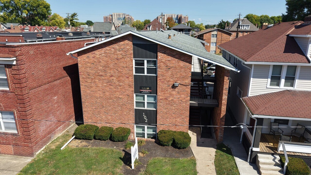 102 W 8th Ave in Columbus, OH - Building Photo