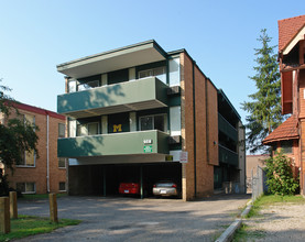 908 Oakland Ave in Ann Arbor, MI - Foto de edificio - Building Photo