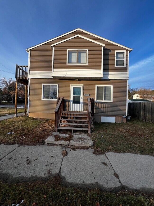 1124 11th Ave NW in Minot, ND - Building Photo - Building Photo
