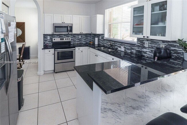 4866 NW 108th Psge in Doral, FL - Building Photo - Building Photo