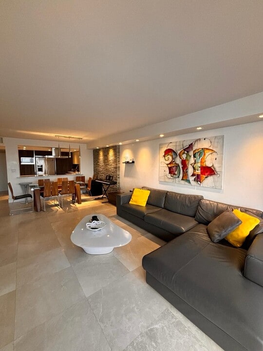 3675 N Country Club Dr, Unit 2605 in Aventura, FL - Foto de edificio