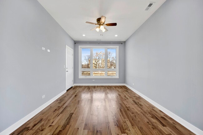 5843 W Corcoran Pl in Chicago, IL - Building Photo - Building Photo