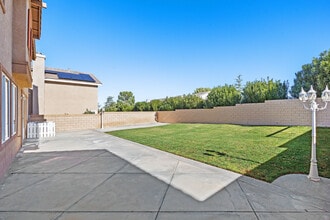 38442 Wakefield Pl in Palmdale, CA - Foto de edificio - Building Photo