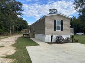 124 N Pine St in Pamplico, SC - Building Photo