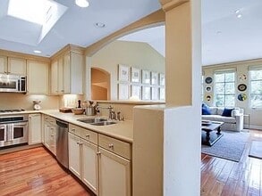 218111 E Yanonali St in Santa Barbara, CA - Foto de edificio - Building Photo