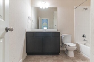 320 Lightcliff St in Hutto, TX - Building Photo - Building Photo