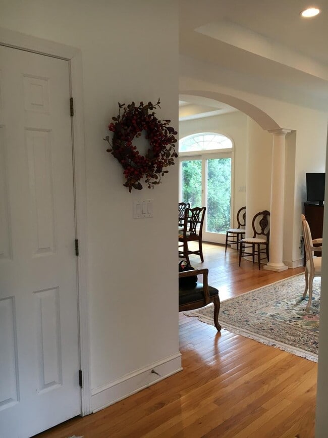 373 Main St, Unit B in New Canaan, CT - Foto de edificio - Building Photo